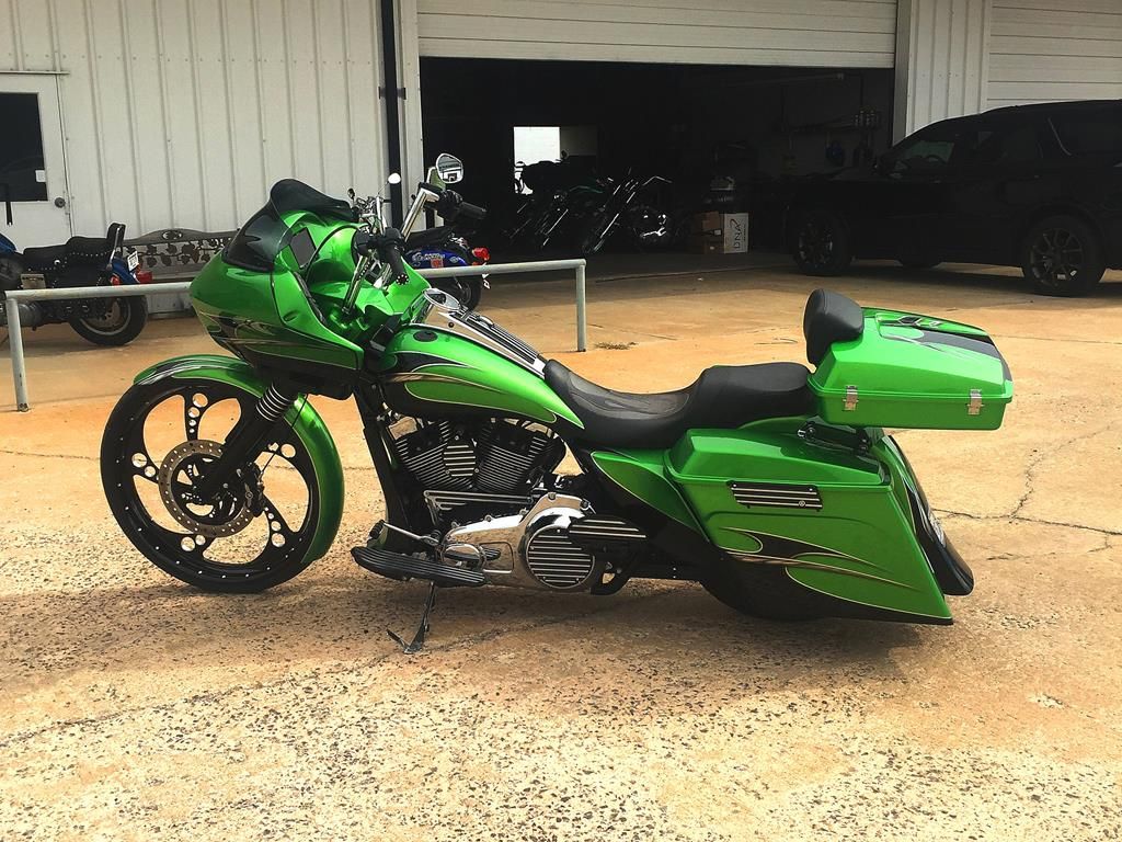 photo of Green Road King motorcycle in back of Covington Customs shop